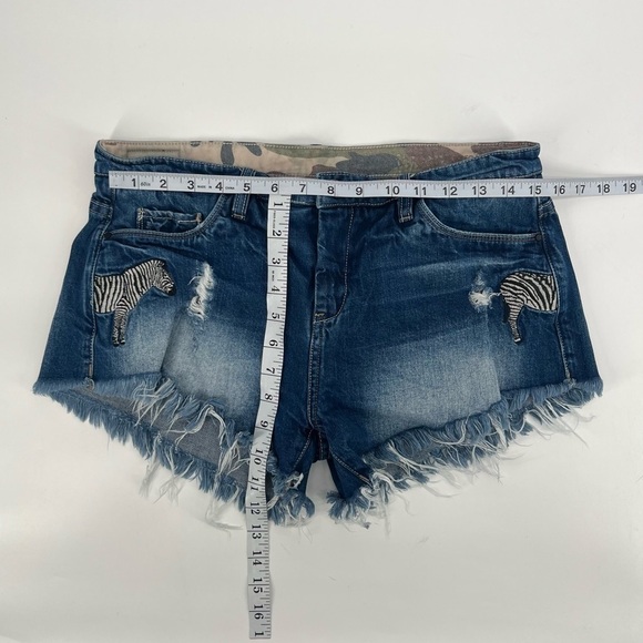 BLANKNYC Little Pixie Cut Off Zebra Jean Shorts Size 30 Women’s - Picture 5 of 7